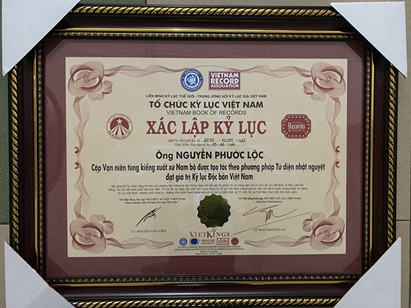 Liên Minh Kỷ Lục Thế Giới – Trung Ương Hội Kỷ Lục Gia Việt Nam xác lập kỷ lục “Cặp Vạn Niên Tùng kiểng xuất xứ Nam Bộ được tạo tác theo phương pháp Tứ diện nhật nguyệt đạt giá trị Kỷ lục Độc bản Việt Nam” năm 2021.